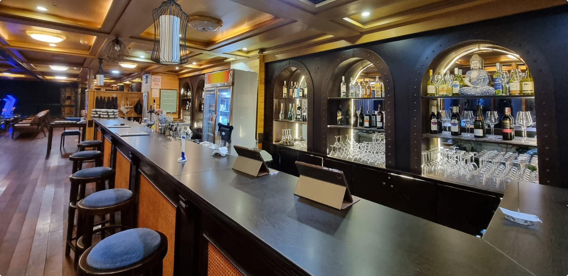 Restaurant & Bars